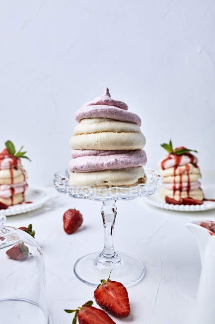 Pavlovas desserts served on table with fresh straberries — Stock Photo