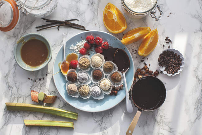 Trüffelvariante mit Schokolade, Kokos, Himbeeren, gesalzenem Karamell und Rhabarber — Stockfoto