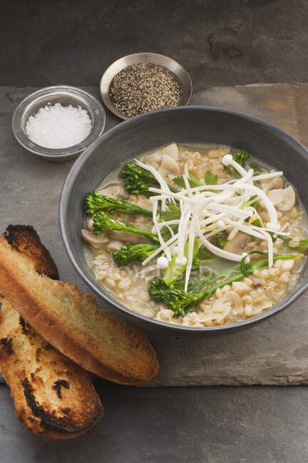 Hot and sour mushroom and barley soup — Stock Photo