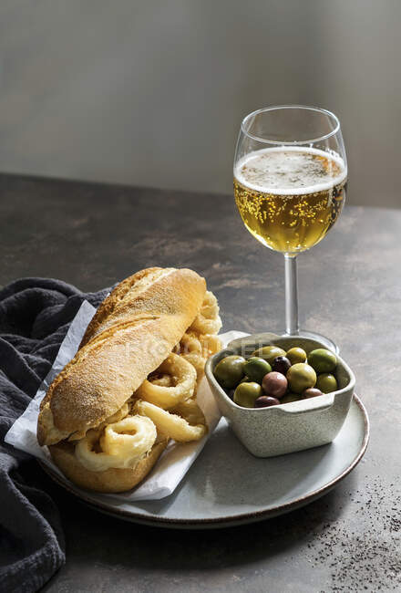 Bocadillo con calamares o panino ai calamari con birra, molto popolare a Madrid tapas tipiche spagnole — Foto stock