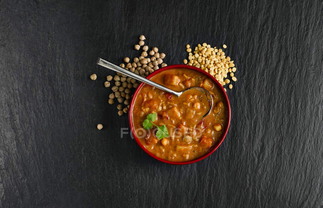 Гострий суп з сочевиці — стокове фото