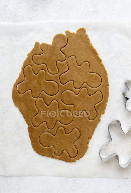 Gingerbread men, process of baking cookies — Stock Photo