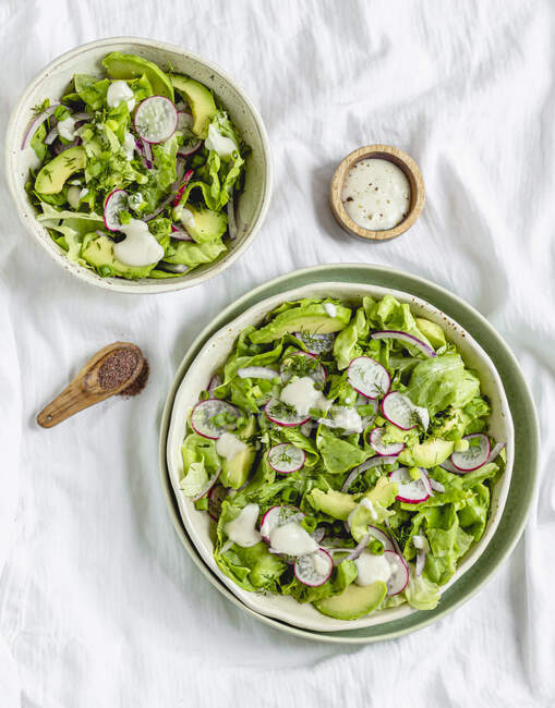 Крупным планом зеленый салат на белом — стоковое фото