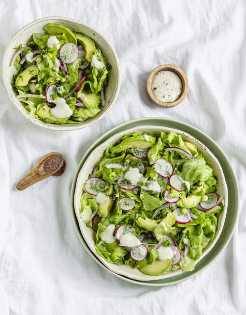 Primer plano de Ensalada Verde sobre blanco - foto de stock