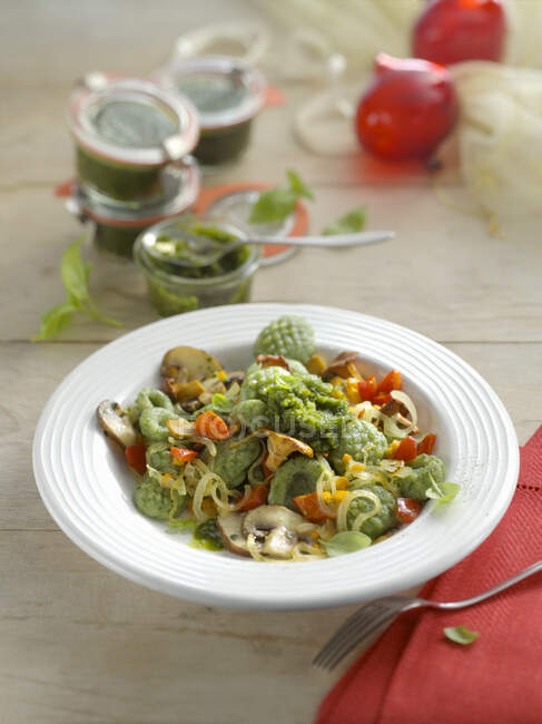 Spinach gnocchi with almond pesto — Stock Photo