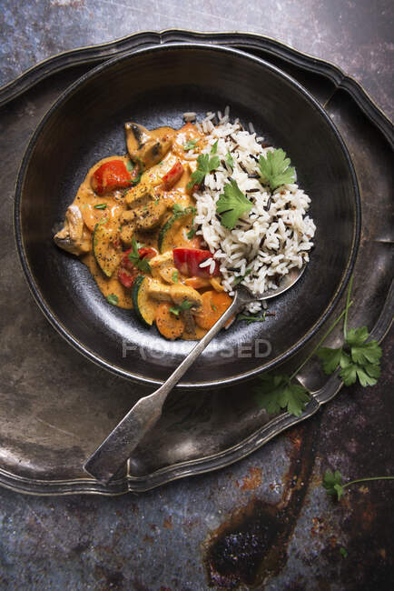 Kokos-Tomaten-Curry mit Gemüse und Tofu, mit Reis und Wildreis-Mischung — Stockfoto