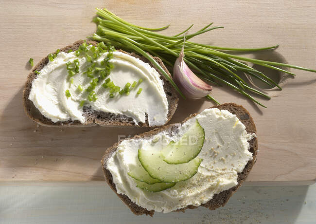 Cream cheese breads with chives and cucumber — Stock Photo