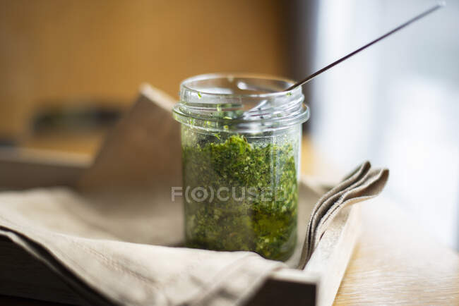 Pesto verde feito com salsa, hortelã e nozes em um pote — Fotografia de Stock