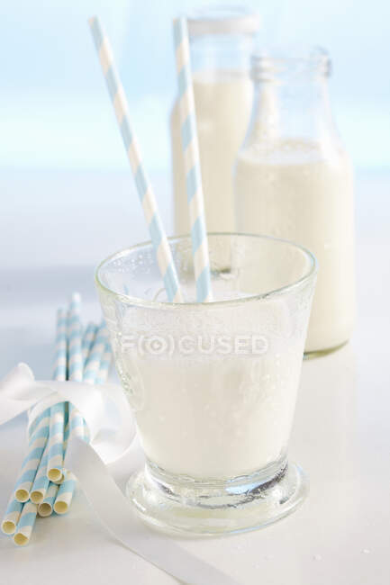 Kalte, frische Milch im Glas und in Flaschen — Stockfoto