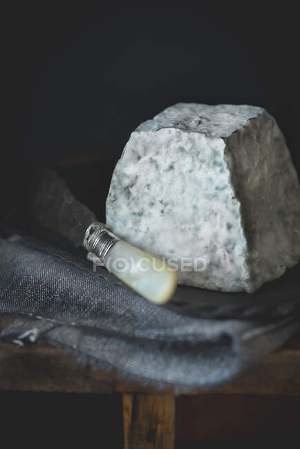 Tiro de perto de queijo de cabras de Valência francês na superfície de madeira — Fotografia de Stock