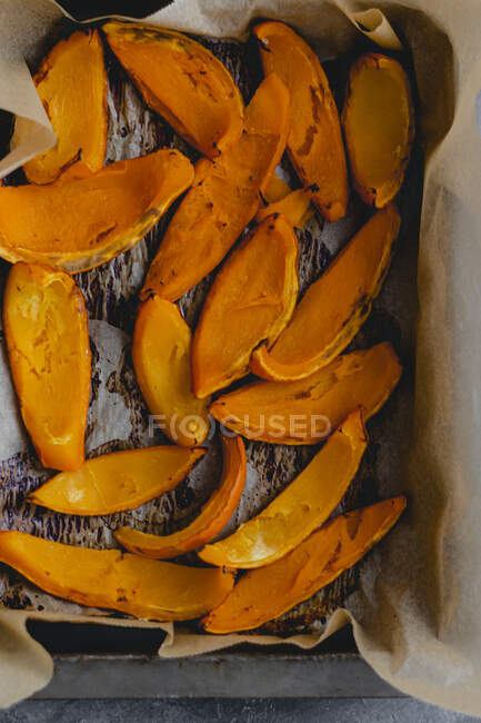 Abóbora de outono em um fundo de madeira — Fotografia de Stock