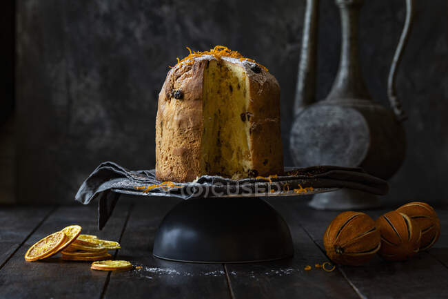 Panettone Pan dulce con sultanas y naranja - foto de stock
