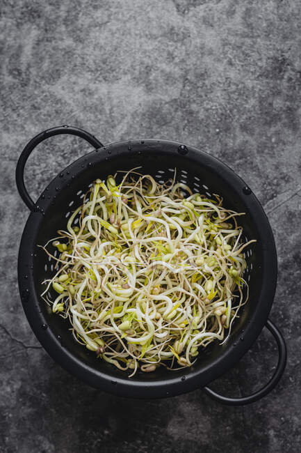 Fresh green peas in bowl — Stock Photo