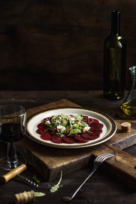 Rote-Bete-Carpaccio mit Rucola, Feta-Käse und italienischen Nüssen — Stockfoto
