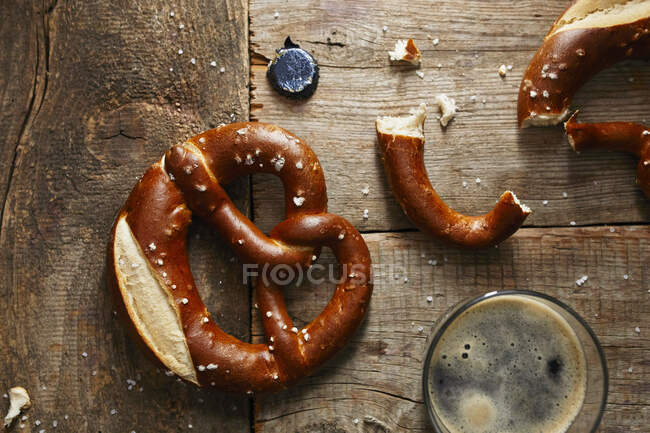 Bavarian pretzels with glass of dark beer — Photo de stock