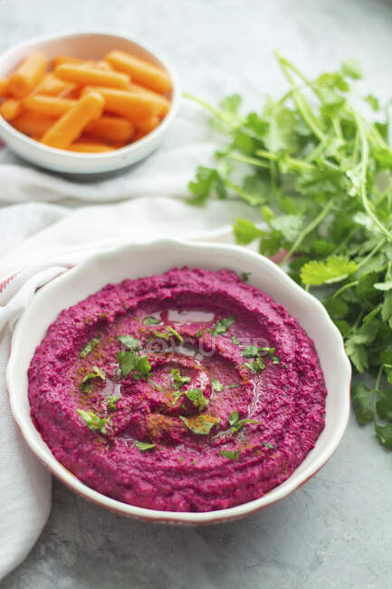 Beetroot hummus with coriander leaves — Stock Photo