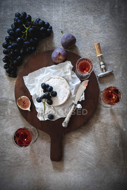 Життя з сиром, вином і фруктами — стокове фото