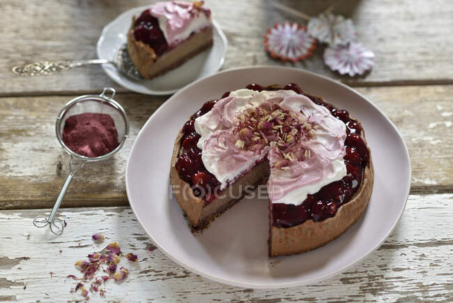 Vegan nougat cheesecake with raspberries and cream — Stock Photo