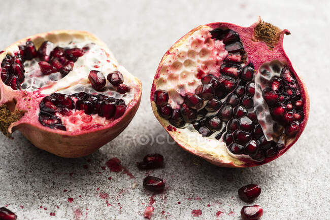 Close-up shot of delicious Cutted pomegranate — Stock Photo