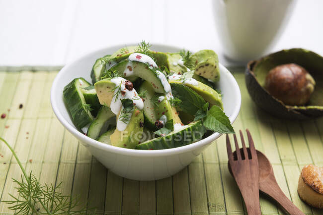 Avocado and cucumber salad with soy yogurt and mint dill dressing — Stock Photo