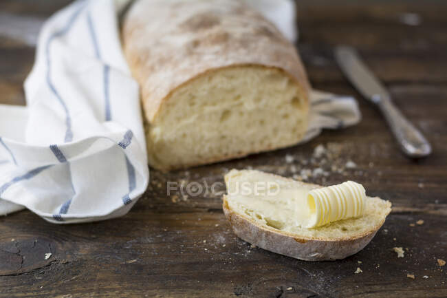 Крупный план вкусного белого хлеба с маслом — стоковое фото