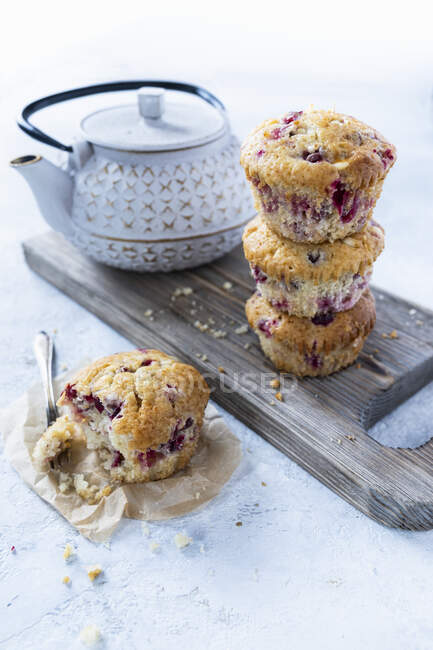 Muffins with cranberry and white chocolate — Stock Photo