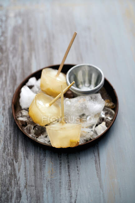 Primer plano de deliciosos lollies de hielo sobre hielo picado - foto de stock
