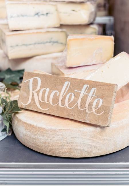 Nahaufnahme von Raclette-Käse auf dem Markttisch — Stockfoto