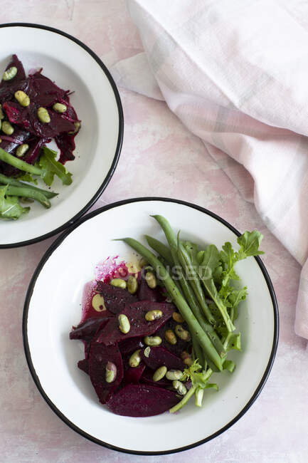 Beet, string beand and edamame salad — Stock Photo