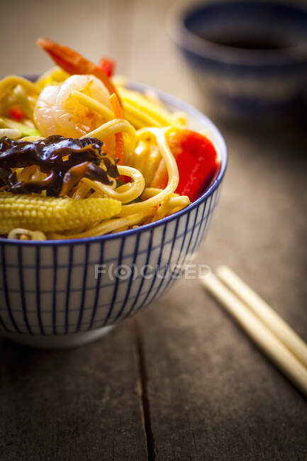 Tagliatelle asiatiche con gamberi servite in ciotola — Foto stock