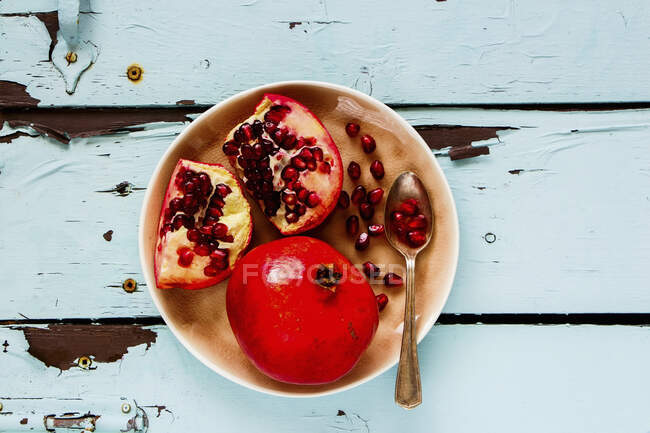 Fresh ripe pomegranate in the bowl — Stock Photo