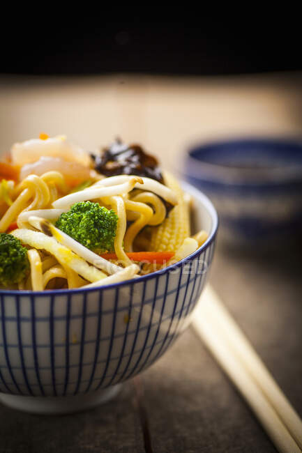 Fideos asiáticos con verduras y gambas, primer plano - foto de stock