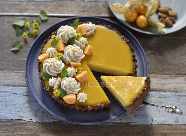 Gâteau orange au chocolat végétalien avec une base croustillante, tranché — Photo de stock