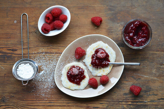 Rice cakes with fresh raspberries and jam — Stock Photo
