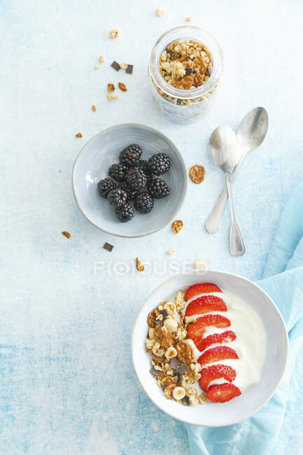 Breakfast with yogurt granola strawberries and blackberries — Photo de stock