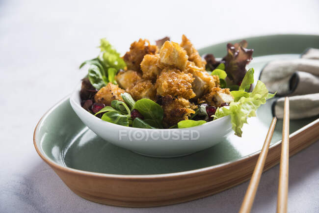 Gewürzter Tofu mit einer pikanten Cornflake-Beschichtung auf einem Salatbett — Stockfoto