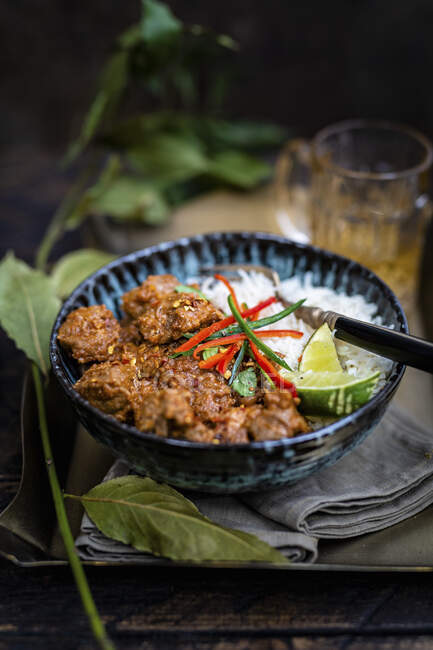 Lamm-Bhuna-Curry mit Reis in blauer Schüssel — Stockfoto