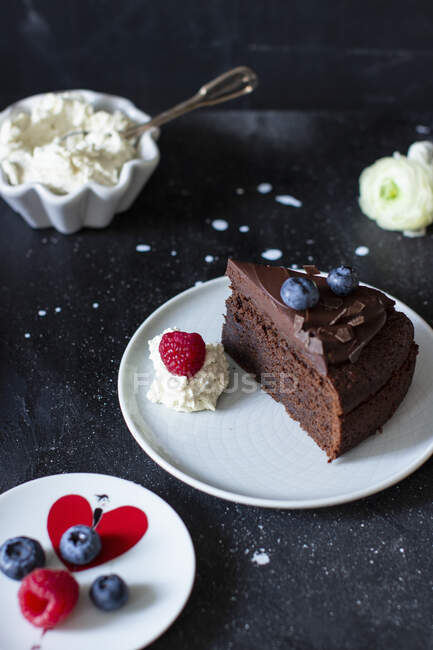 A slice of chocolate cake with ganache and fresh berries — Stock Photo