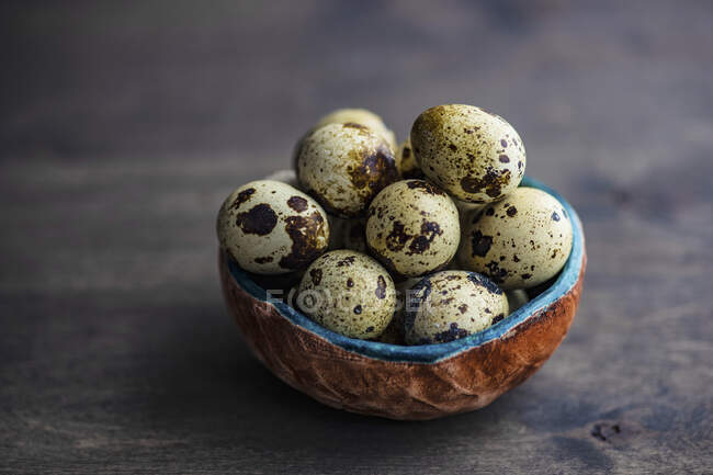 Ovos de codorna em pequena tigela de cerâmica — Fotografia de Stock