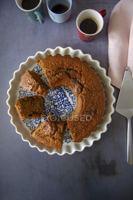 Plan rapproché du gâteau aux couronnes de café et de chocolat — Photo de stock