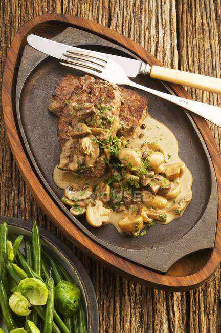 Beef loaf with mushroom peppercorn sauce — Stock Photo