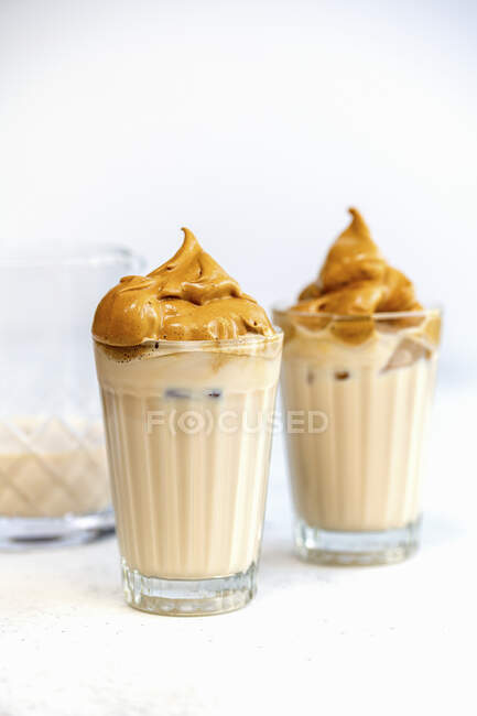 Dalgona Kaffee - luftiger Kaffeeschaum und kalte Milch — Stockfoto