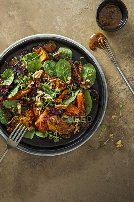 Салат из жареных овощей с мисо и мёдом — стоковое фото