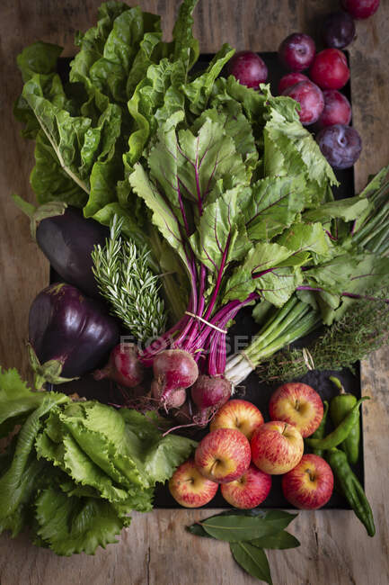 Verduras frescas en una caja de madera - foto de stock