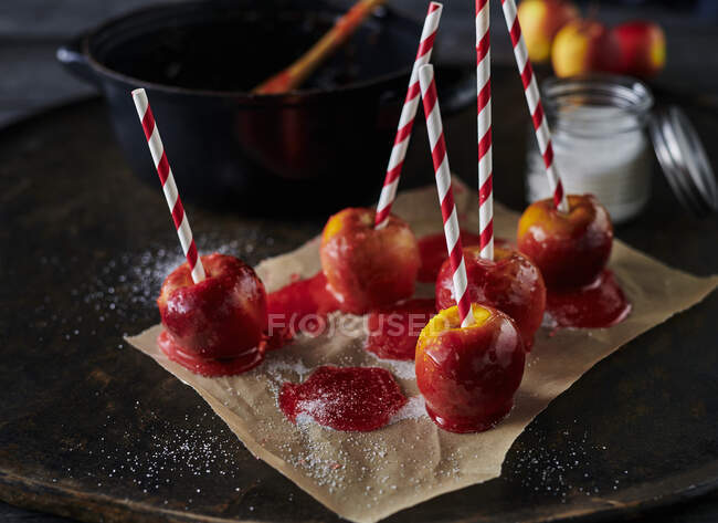 Primo piano di deliziose mele caramella su carta da forno — Foto stock