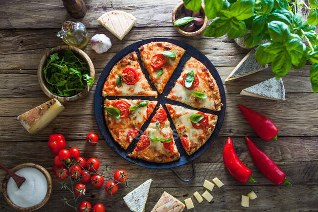 Pizza mit Käse, Tomaten und Basilikum — Stockfoto