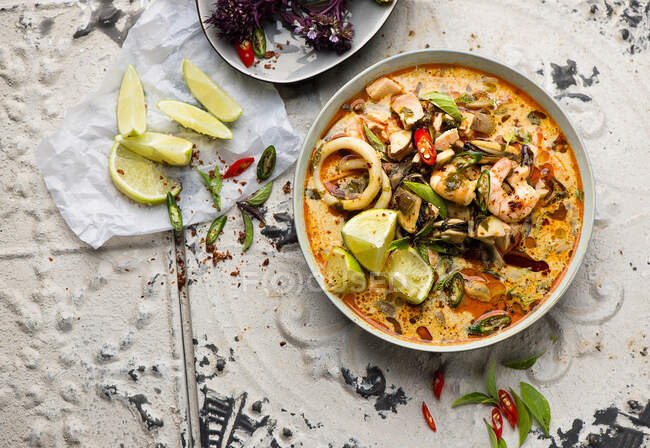 Close-up shot of delicious Tom Yum with prawns and mushrooms — Stock Photo