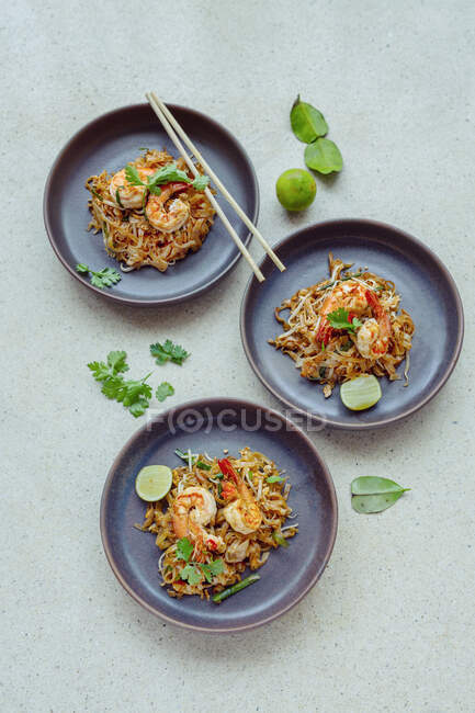 Platos tailandeses con camarones y fideos de arroz - foto de stock