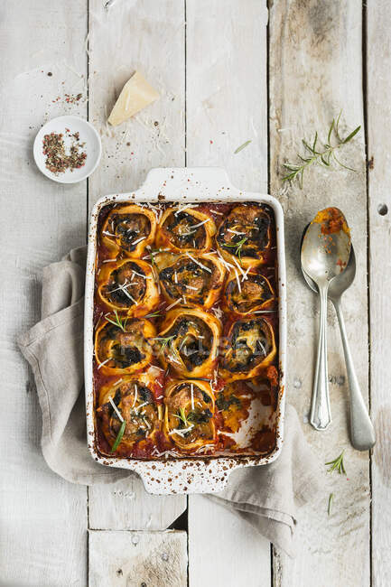 Vegetarian butternut squash and spinach pasta rotolo dish — Stock Photo