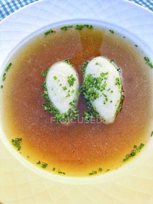 Semolina dumpling soup with chives — Stock Photo